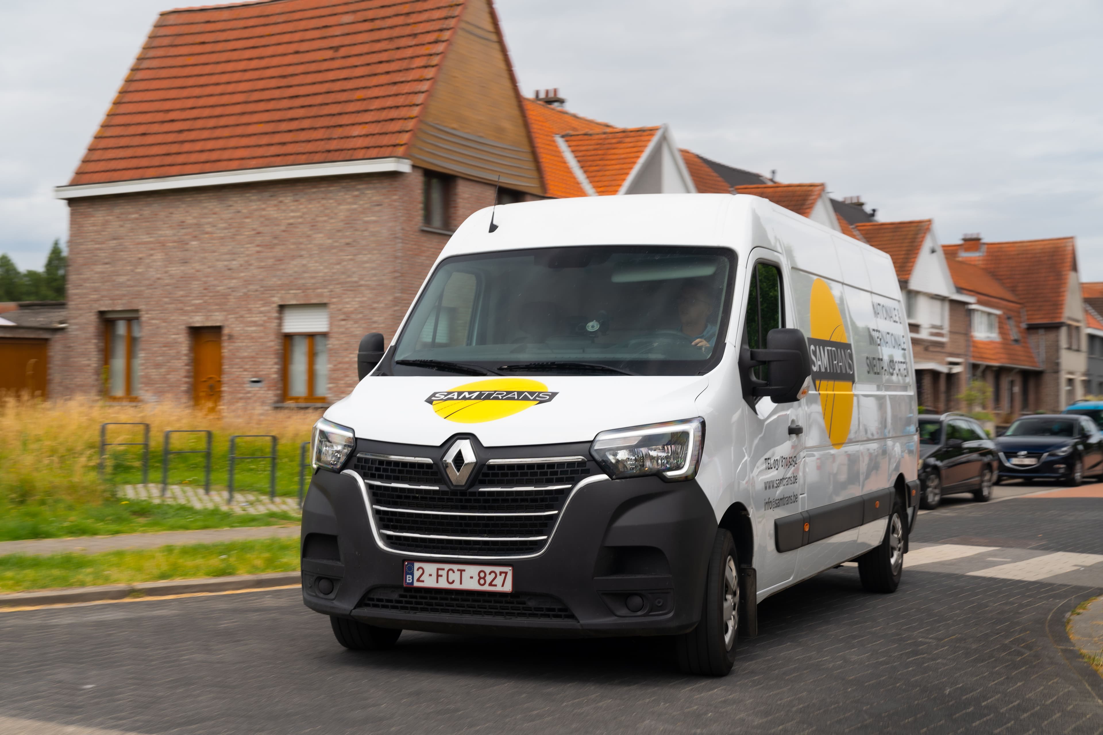 Chauffeur met Rijbewijs B in een rijdende auto ergens rond Aartselaar, Antwerpen.